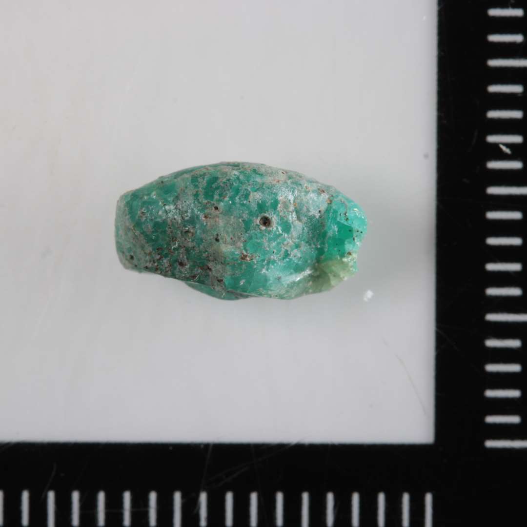 1 smeltet klump glas af uigennemsigtig, gr�nlig masse.