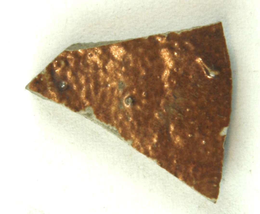 1 sidesk�r af gr�br�ndt stengods med brun bemaling p� ydersiden, hvorover saltglasur, der ogs� d�kker indersiden, gruppe 3.