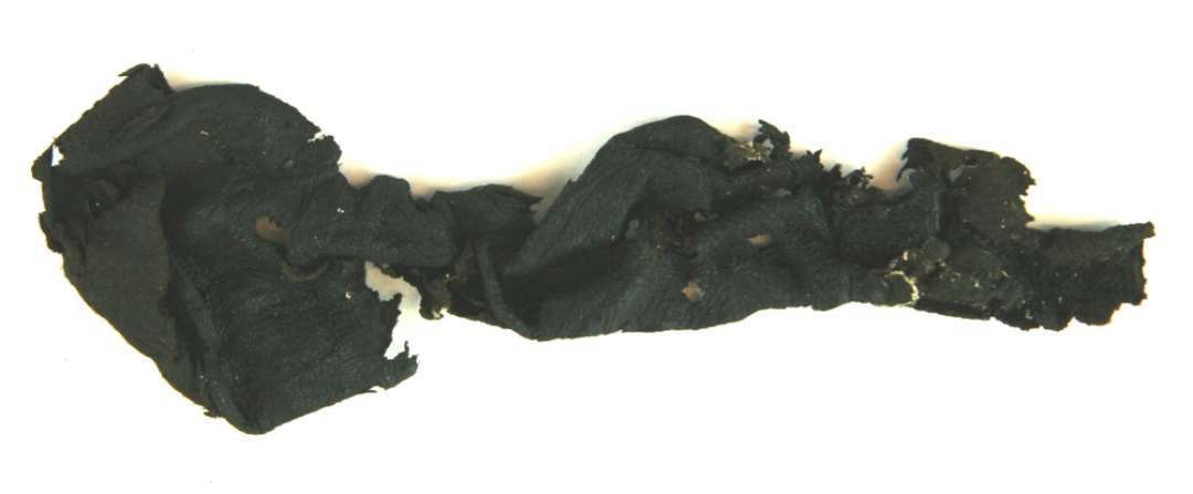 En samling l�der uden andre spor af bearbejdning end sk�rne kanter.