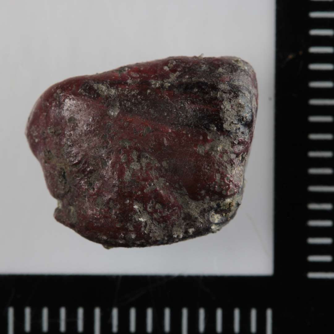 1 smeltet mosaikstift af r�dbrunlig, sintret glasmasse.�St. m�l: 1,3 x 1,0 x 0,6 cm.