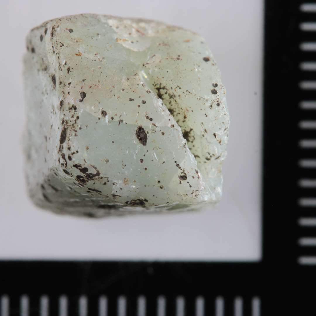 1 mosaikstift af gr�lig, ugennemsigtig glasmasse.�St. m�l: 1,0 x 1,0 x 0,9 cm.