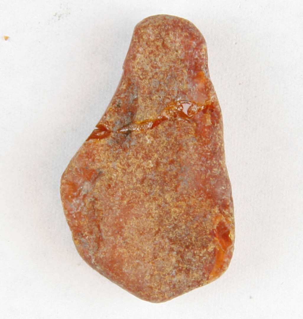 1 stykke uforarbejdet rav. �L�ngde: 3,0 x 1,7 x 0,9 cm.