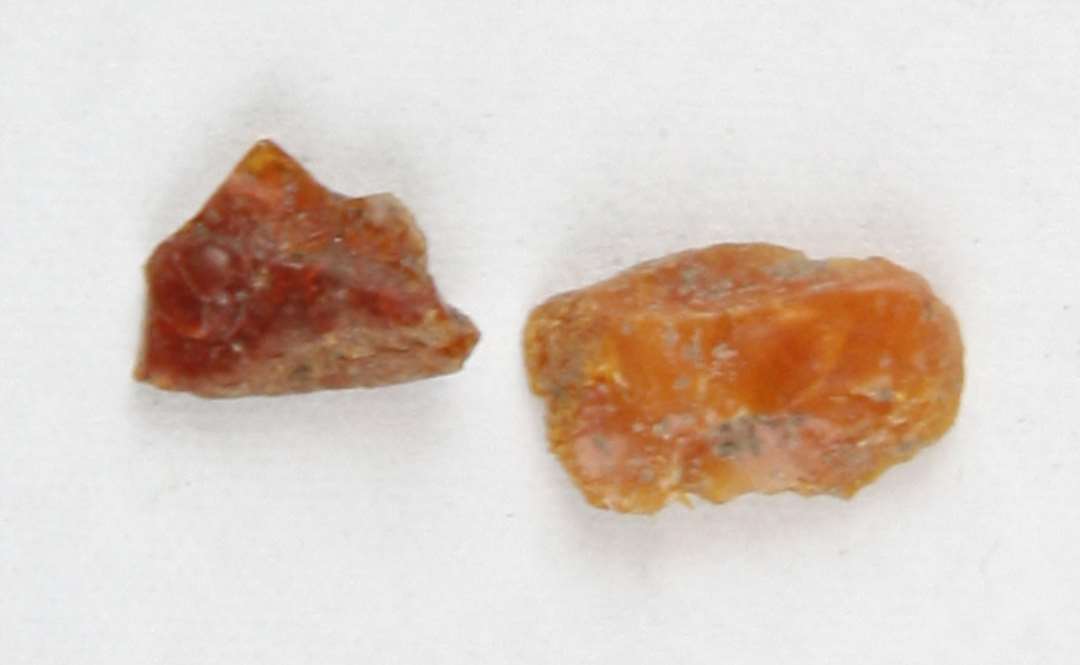 2 fragmenter af uforarbejdet rav af �rtest�rrelse.