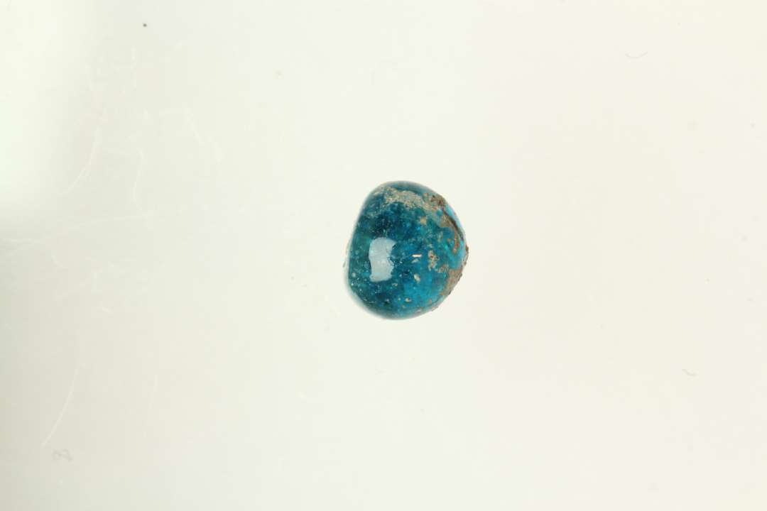 1 kugleformet stykke smeltet glas af bl�gr�nlig gennemsigtig glasmasse.