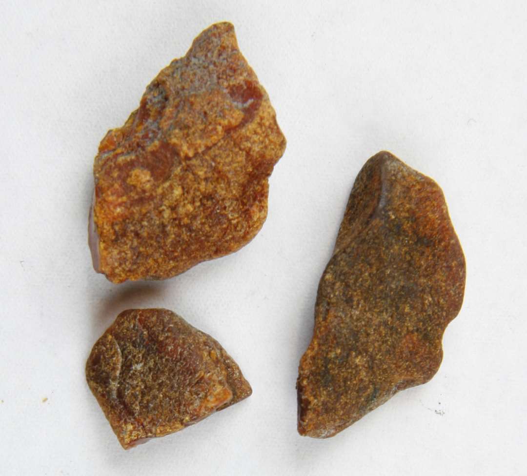 3 uforarbejdede stykker rav af hasseln�dst�rrelse.