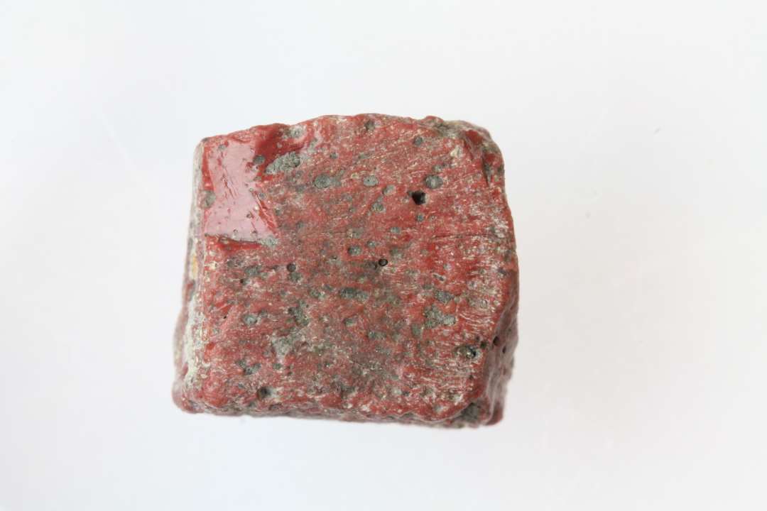 1 mosaikstift af r�dt ugennemsigtigt glas. �M�l: 1,0 x 0,9 x 0,6 cm.