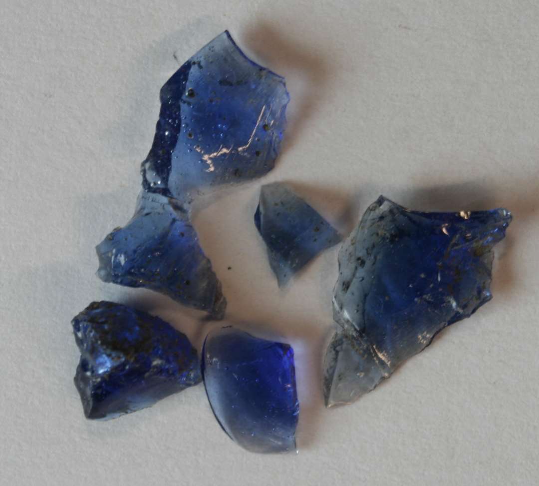 6 stykker r�glas af bl�t, gennemsigt glas.�L�ngde henholdsvis: 1,4 cm. - 0,9 cm. - 0,7 cm. - 0,7 cm. - 0,7 cm. og 0,4 cm.