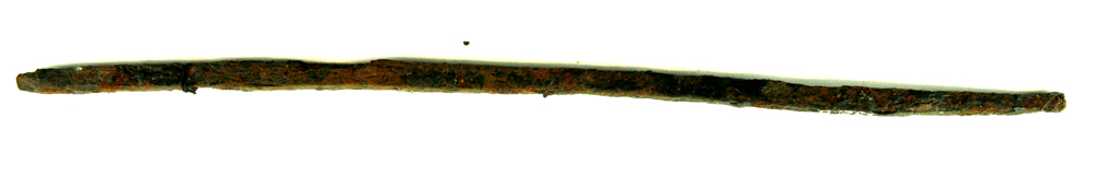 Jernstang af omtrent kvadratisk tv�rsnitsform ca. 7,5 - 8,0 cm. i sidetykkelse. Stangen er let tilspidset i den ene ende, der ogs� har ganske svagt krummet form. L�ngde: 31,3 cm.