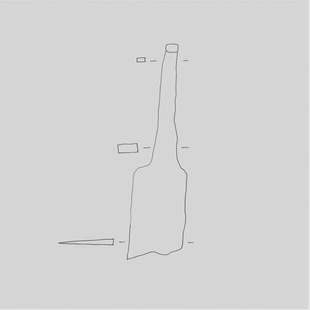 1 fragmenteret blad med secund�rt krumb�jet skafttunge fra dolk eller daggert. Bladet har tresidet tv�rsnitsform og er skr�t overbrudt ca. 5 cm. fra skafttungen, der ligger fors�nket b�de i forhold til den brede bladryg og til bladundersiden, sidstn�vnte har ikke karakter af en skarp �g, men af en smal stump kant. Fragmentets nuv�rende l�ngde 13,8 cm., heraf udg�r bladet ca. 5 cm. I udrettet stand m�ler skafttungen ca. 12 cm. Bladets bredde: 3,2 cm. Bladets st�rste tykkelse ved bladryggen: 0,5 cm.