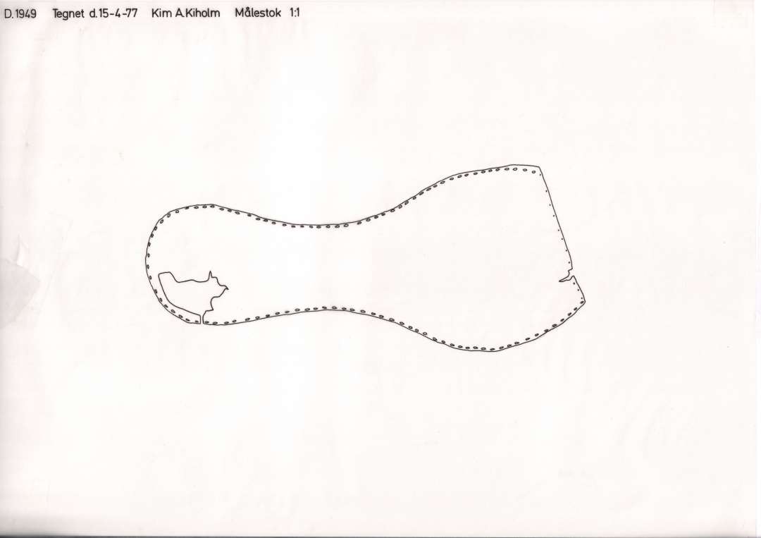 Fragmenteret l�ders�l til h�jre fod p� voksen person. H�len, der er noget beskadiget, har afrundet udbuet form, medens vristen har langstragt indsvungen form. Fodbladspartiet har st�rkt udadsvungne sider, men er lige oversk�ret i n�separtiet, hvoraf ca. den yderste fjerdedel har v�ret suppleret med et andet stykke tilsk�ret l�der. St�rste l�ngde: 25,0 cm. St�rste h�lbredde: 6,6 cm. St�rste vristbredde: 4,8 cm. St�rste fodbladsbredde: 10,1 cm.