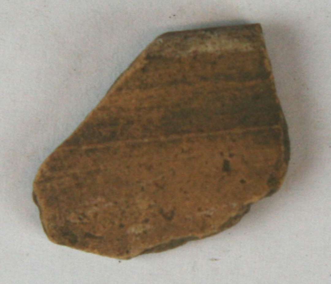 Randsk�r, MIA-B2. Meget lys r�dlig med hvid slikker p� indersiden, hvorp� lysgullig glasur.