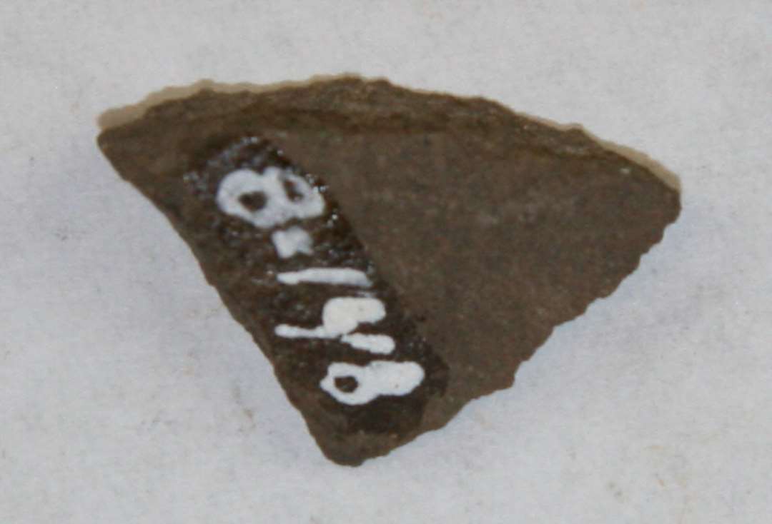 En flis af en hv�ssesten af granit. St�rste m�l: 2,2 cm.