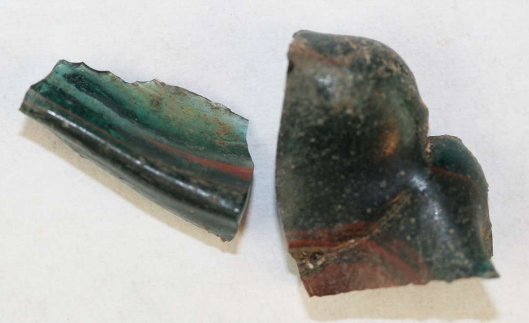 To klumper af gennemsigtig, gr�nt glas med r�dlige striber