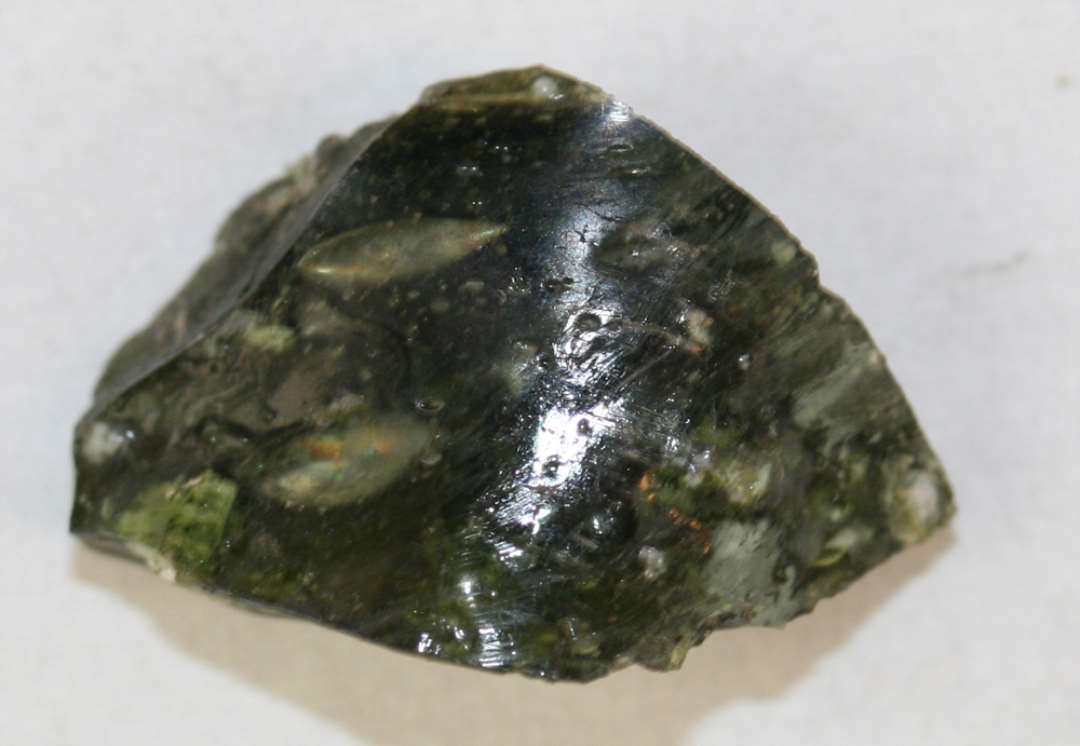 Glasdr�be. Halvgennemsigtig, gr�n. Smeltet stykke