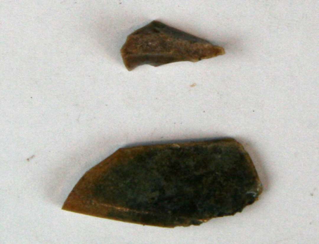 2 sm� stk. st�rkt nedbrudt vinduesglas