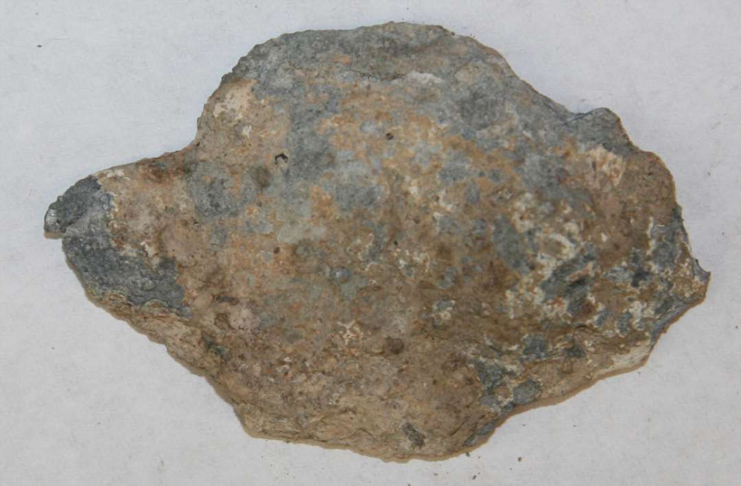 Smelteplade af bly. Flad p� den ene side, uregelm�ssig p� den anden.