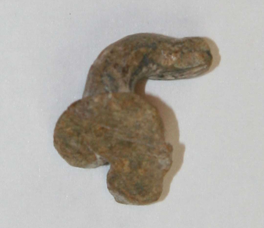 S�m af bly, noget sammentrykket. M�l: 1,5 cm.