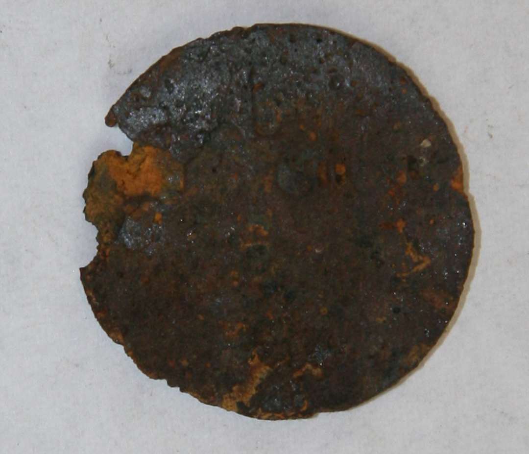 Rund flad skive med affaset kant. �:2,6 cm. 