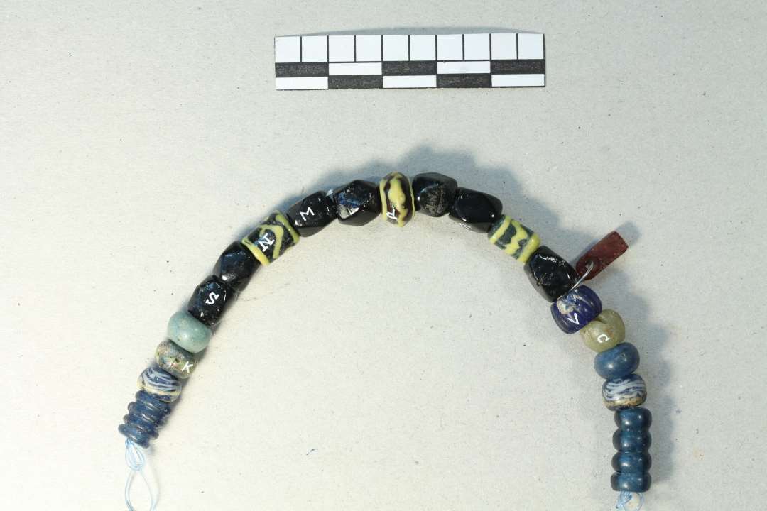 Hel, polyedrisk, uigennemsigtig sort perle