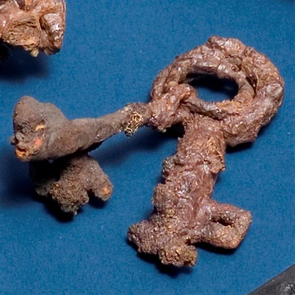 Skrinn�gle med fastrustet k�deled samt beslag