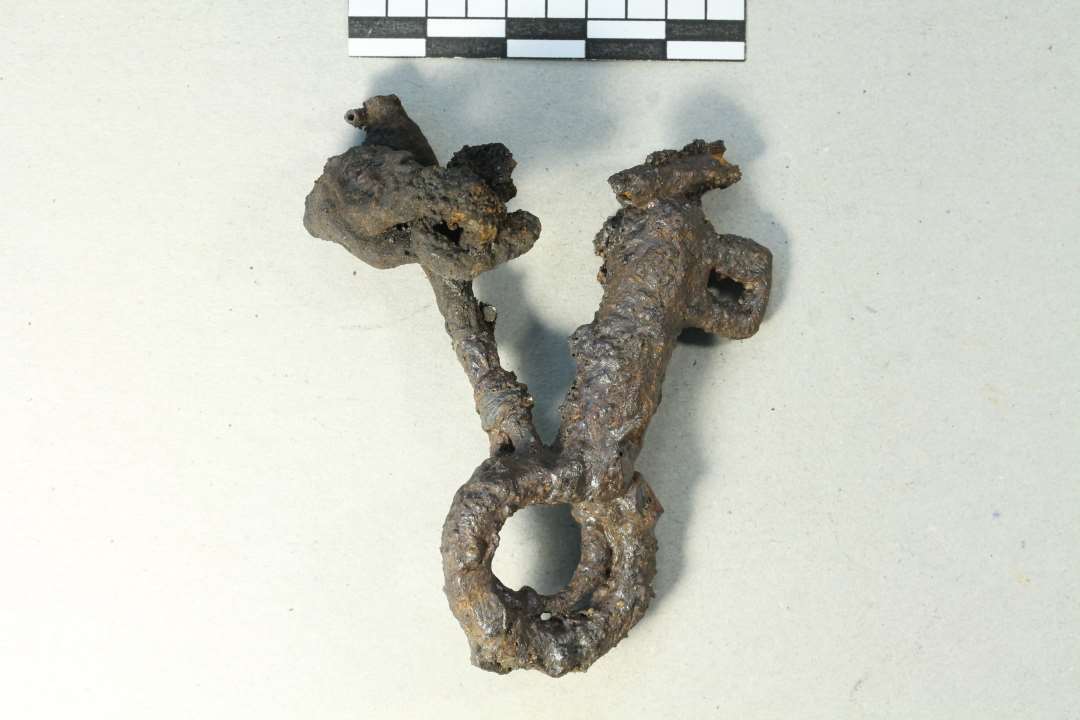 Skrinn�gle med fastrustet k�deled samt beslag