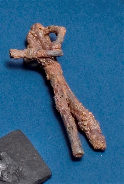 Rasleblik eller toilets�t af jern best�ende af tre vedh�ng i en ring, den ene en pincet? St�rste l�ngde 6,7 cm