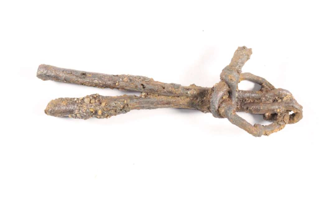 Rasleblik eller toilets�t af jern best�ende af tre vedh�ng i en ring, den ene en pincet? St�rste l�ngde 6,7 cm