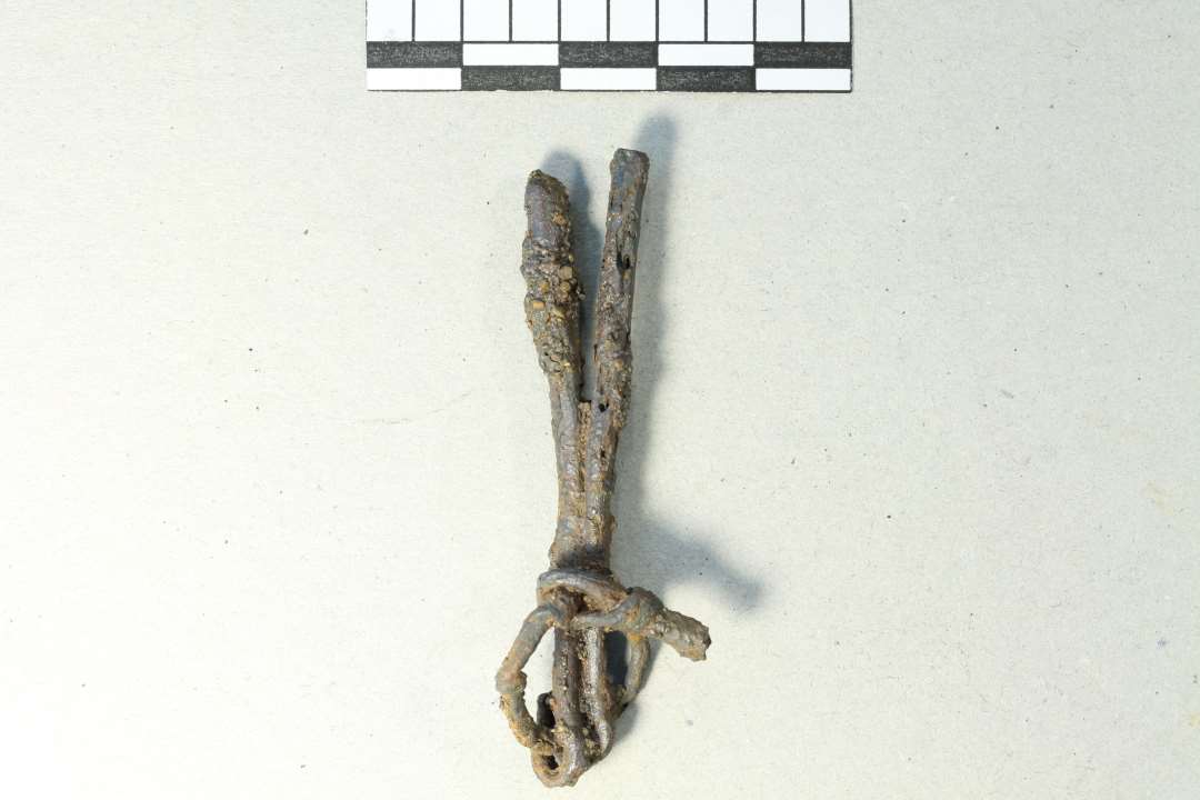 Rasleblik eller toilets�t af jern best�ende af tre vedh�ng i en ring, den ene en pincet? St�rste l�ngde 6,7 cm