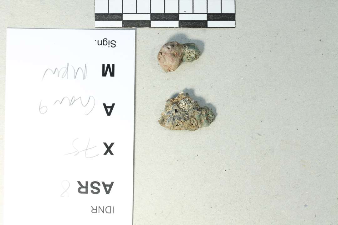 6 fladtrykte, smeltede glasperler. 1 r�d, 1 bl� og ca 4 gr�nne