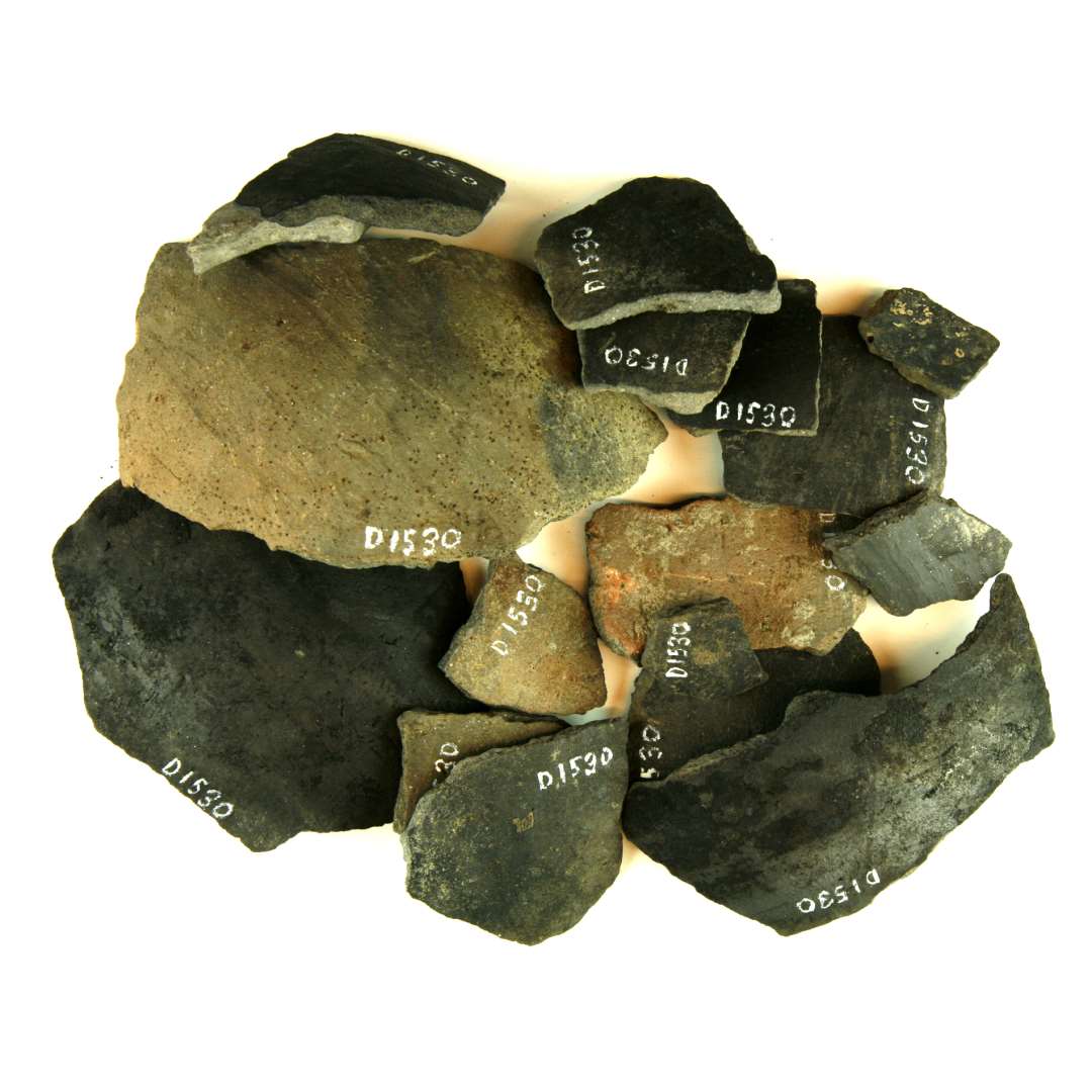 18 sidepottesk�r af jydepottet�j. Alle med g�sning/glitning p� indersiden.