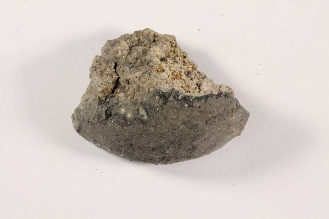 Lerkuglefragment.st�rste m�l: 3,8 cm.