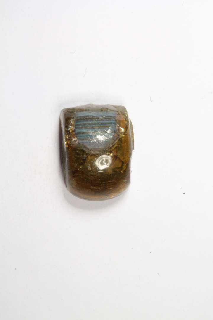 Halv guldsegmenteret, guldfolieret, halvgennemsigtig, med 1 segment. Diameter: 1 cm.