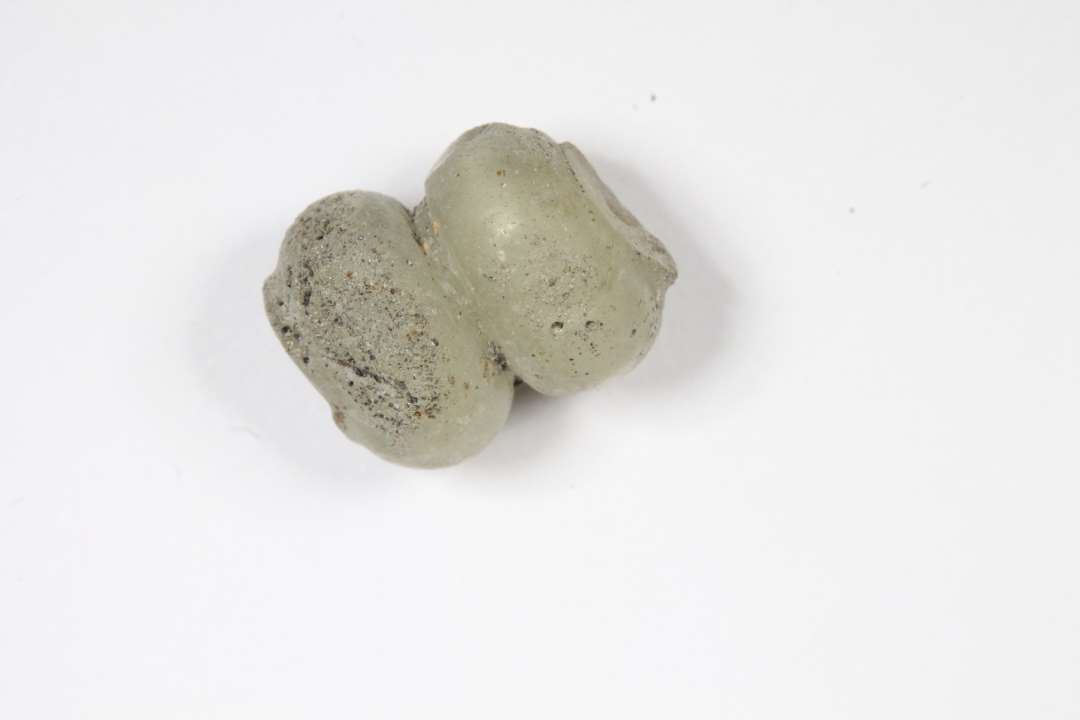 Segmenteret, halvgennemsigtig, hvidgr�, folieret? 2 segmenter. L�ngde: 1,1 cm.