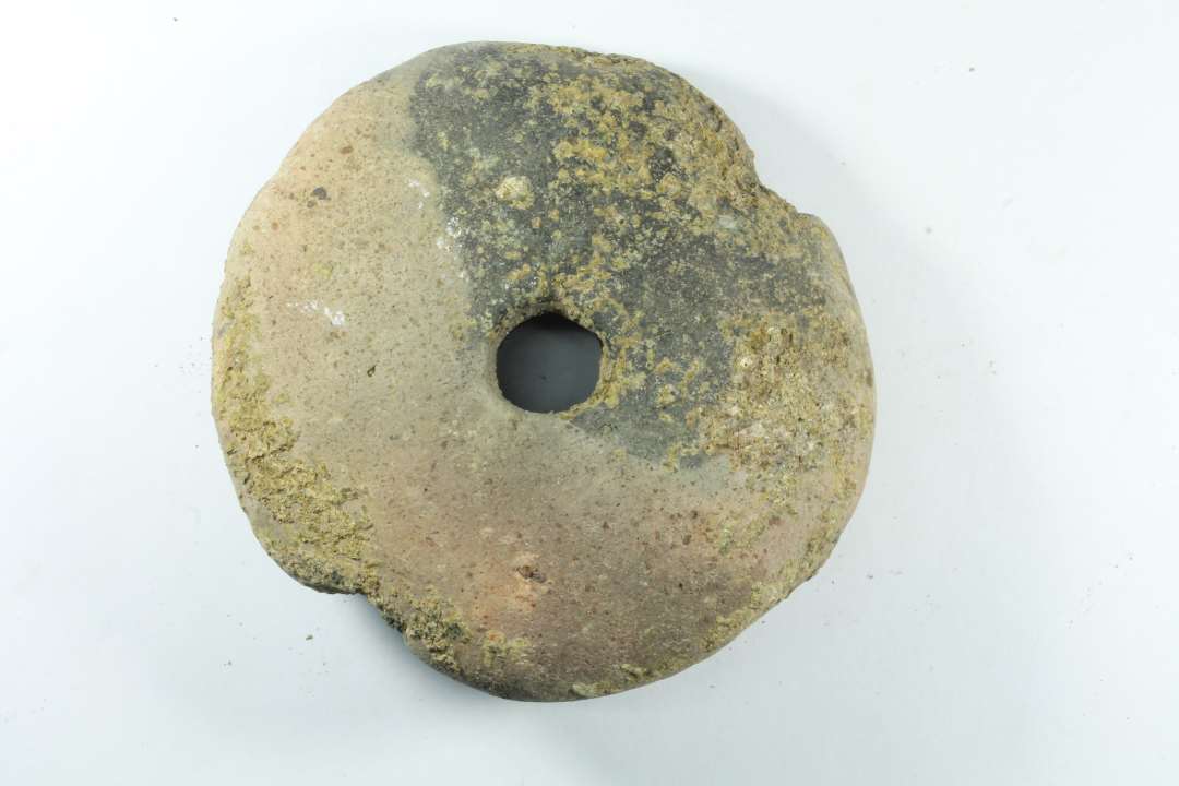 V�vev�gt. Med kanthak og stempelindtryk. Diameter: 11 cm. Sekund�rt br�ndt, store afflagninger. 