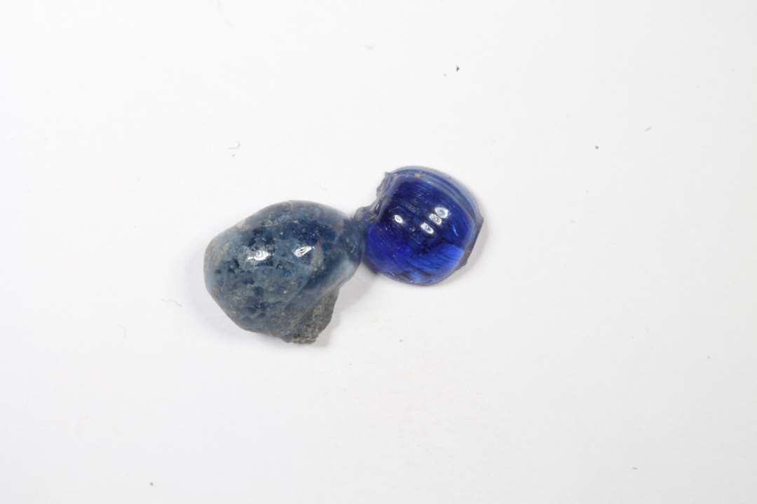 To halve t�ndeformede, segmenterede, bl�, gennemsigtige glasperler, p� 1 segmentDiameter: 0,6 og 0,8 cm.