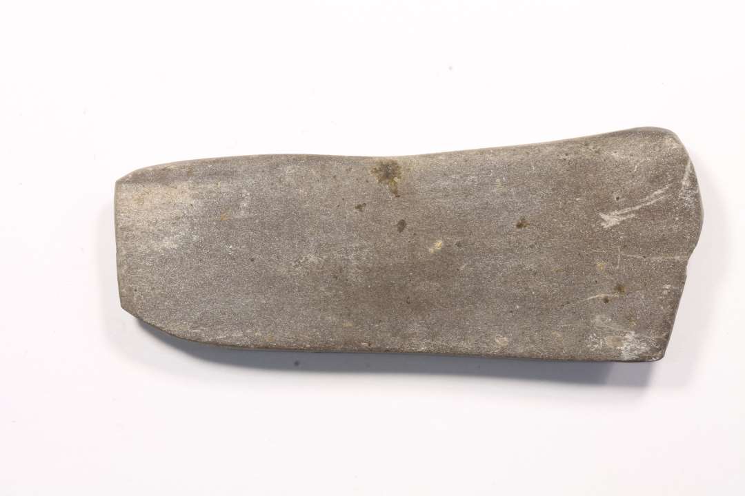 Hv�ssesten af m�rkegr� skifer. Slib p� alle kanter, ogs� delvist p� endekanterne. M�l: 2,3x0,7x6,7 cm.