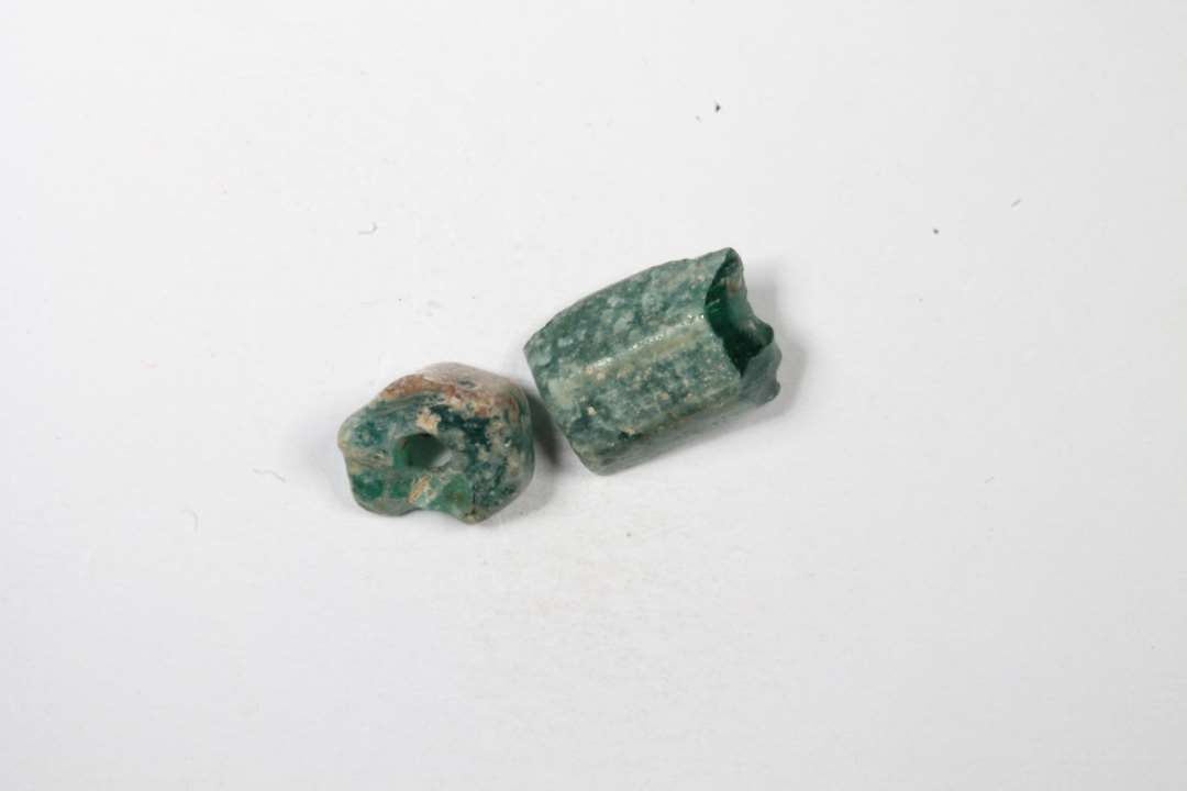 To fragmenter af kubisk, cylindriske, 6-kantede, halvgennemsigtige gr�nne glasperler