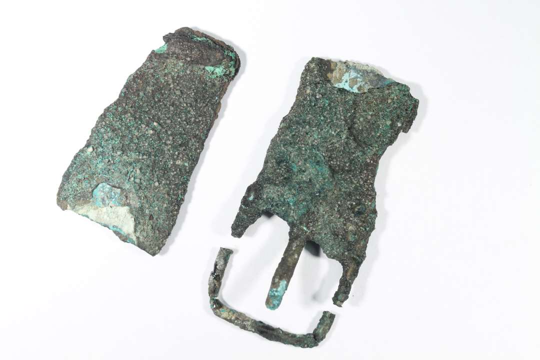 Komplet b�ltesp�nde med bronzetorn og aflangt bronzeblik til montering p� l�der.  