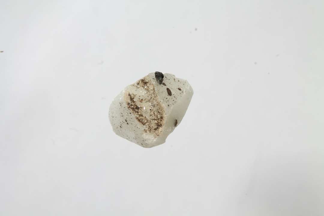 Fragment af dobbeltkonisk, uigennemsigtig hvidgr� glasperle