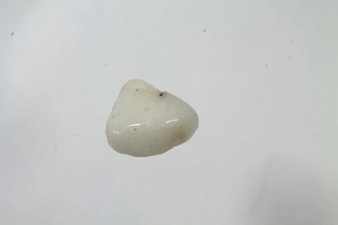 Fragment af dobbeltkonisk, uigennemsigtig hvidgr� glasperle