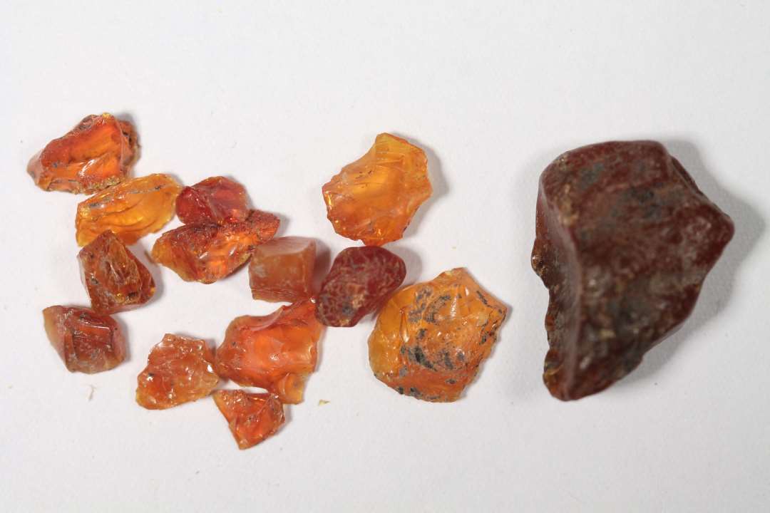 14 stykker uforarbejdet rav. Fra nipsen�lehoved til hasseln�ddest�rrelse