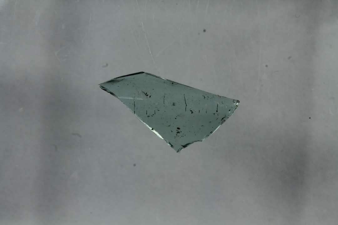 Sidesk�r af tragtb�ger med vulst. Tykkelse: 0,90 mm., Diameter: 7,5 cm., Svagt gr�n, sk�rst�rrelse 1,8 cm.Diameteren er bugkn�kket p� tragtb�geret