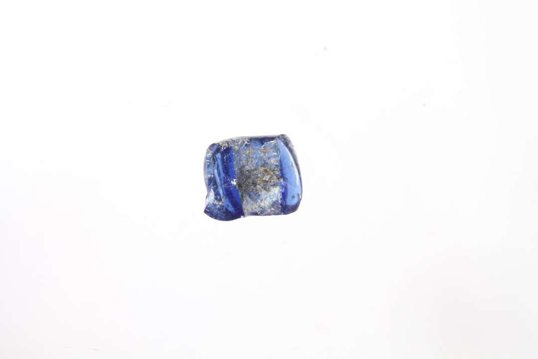 Fragment af ringformet, melonformet gennemsigtig bl� glasperle 