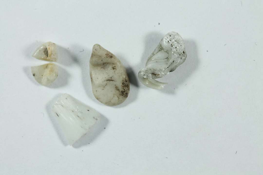 4 stk. tangaftryk, uigennemsigtig hvidgr�, 1 stk. br�kket i to dele