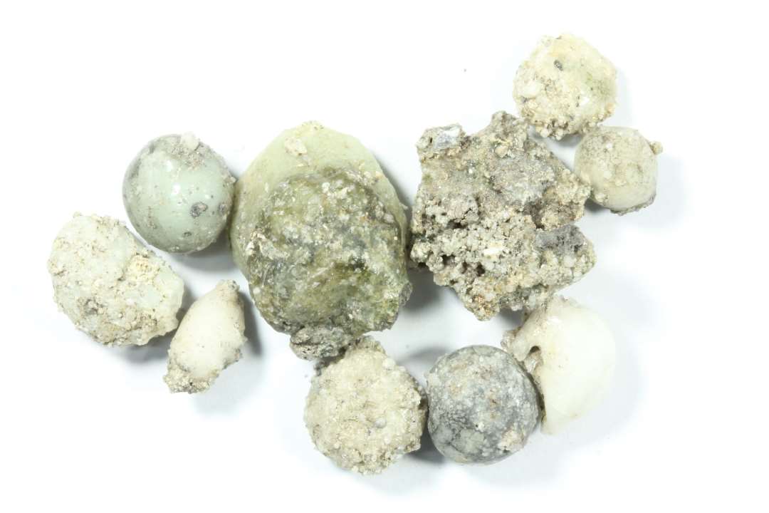 10 dr�ber, uigennemsigtig hvidgr�, de fleste med sammensmeltet sand