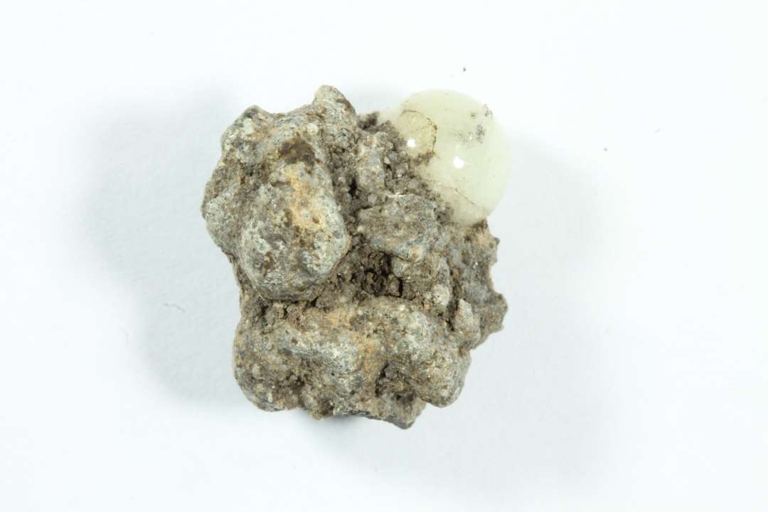 2 dr�ber, uigennemsigtige hvidgr�. Den ene fastsmeltet til por�s slagge