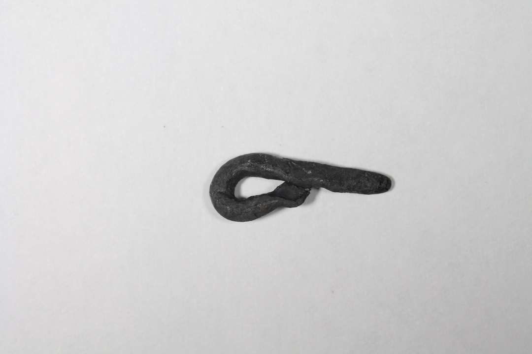 Et stykke blytr�d b�jet i form som en bispestav. St�rste m�l: 2,2 cm.