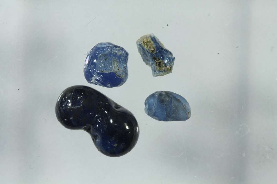 4 dr�ber halvgennemsigtigt bl�t glas