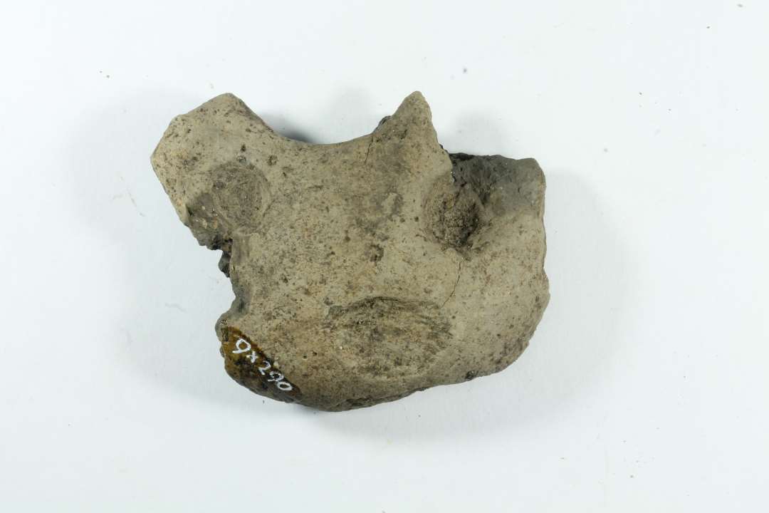 v�vev�gtsfragment med fingergruber. St�rste m�l: 7,2 cm.