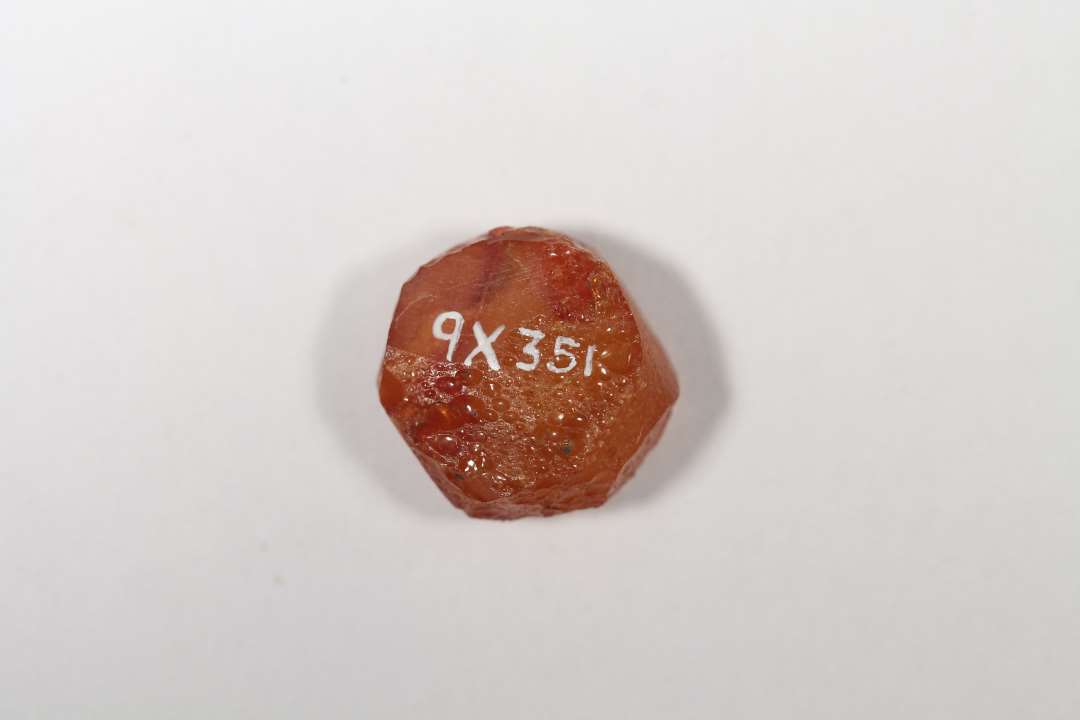 Forarbejde til perle? eller ud fra st�rrelsen m�ske snarere spillebrik? Groft forarbejdet ravstykke med fladtrykt kugleform. Evt. gennemboring ikke p�begyndt